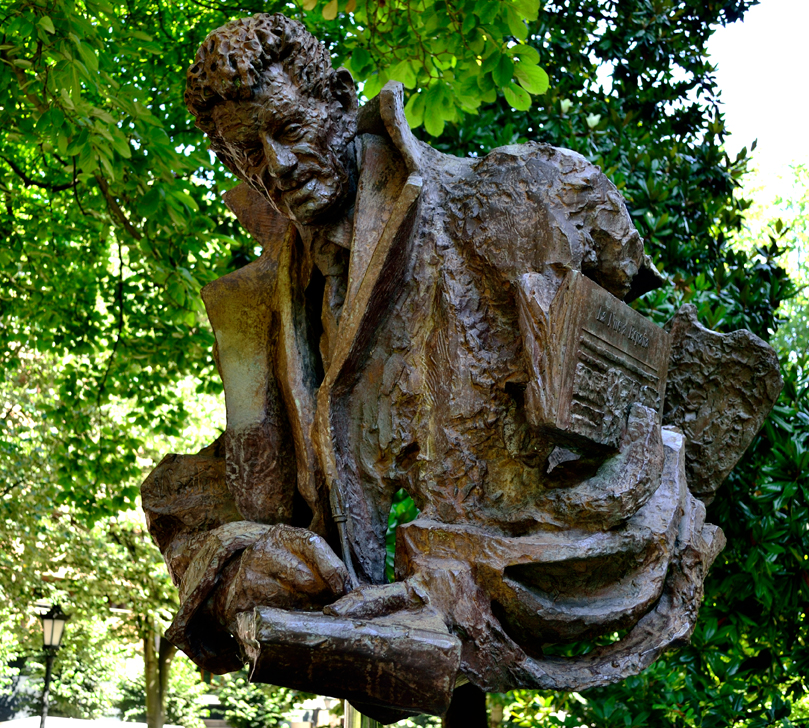 Cool bronze sculpture in Campo San Francisco, Oviedo
